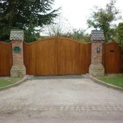 121 - A mansion house with feature entrance gates and two side gates