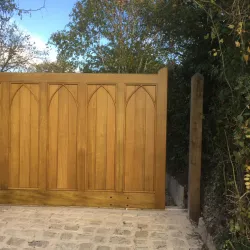 Boarded flat top gates with feature gothic arch within the boarding