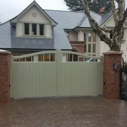 Boarded gate with curved top - fully automated