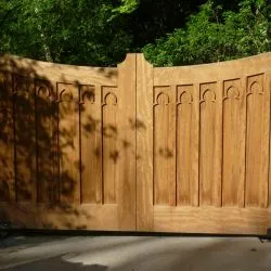 118 - Timber gates with feature panels and fully automated