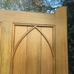 Feature gothic arch design on the gates