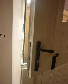 Lock mechanism for the satble door
